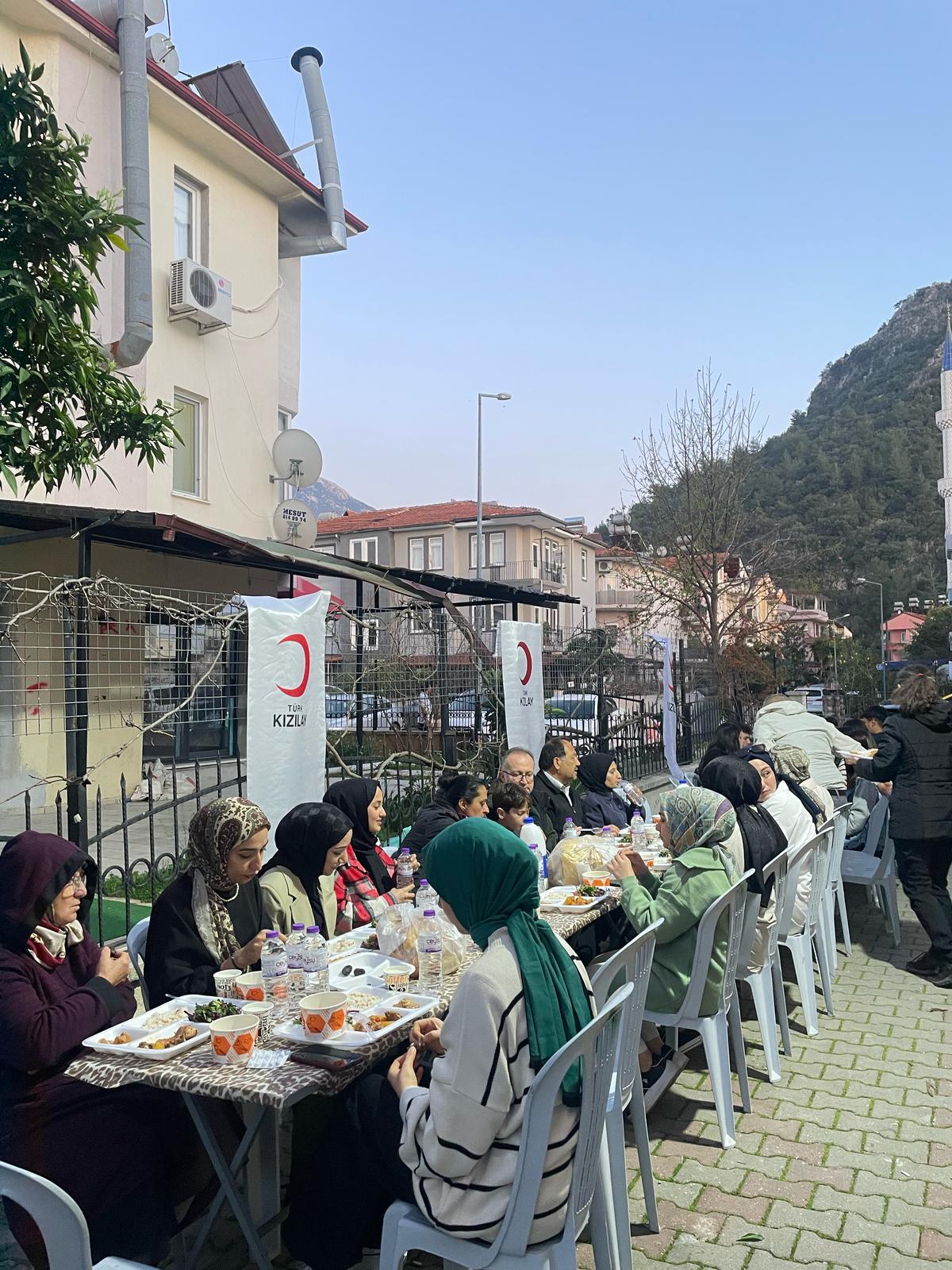 KIZILAY GÖNÜLLÜSÜ ÖĞRENCİLER İFTAR’DA BİR ARAYA GELDİ