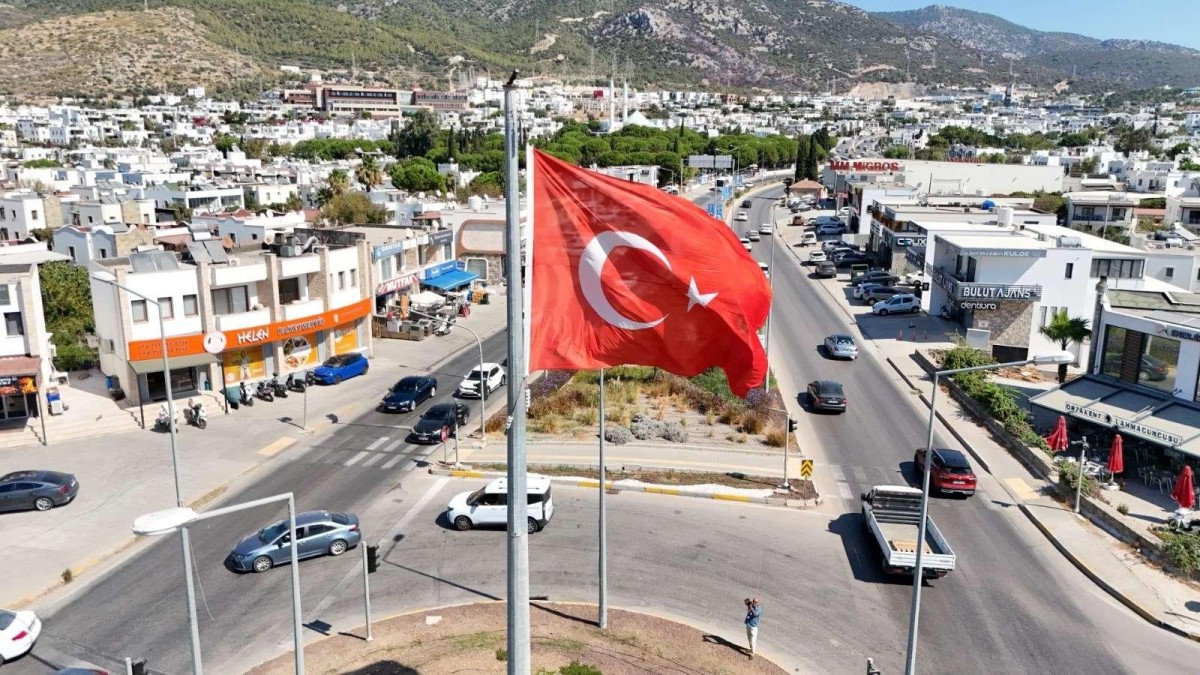 “Gümüşlük’ten Turgutreis’e Bayrak Direkleri Yenilendi”